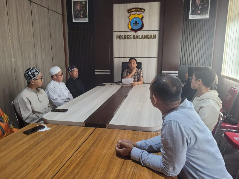 Kasat Intel Polres Balangan, Iptu Paisal Kadapi, bersama tokoh masyarakat, saat mendengarkan klarifikasi dari selebgram Balangan, terkait unggahannya, yang diduga bermuatan Sara. Foto: Humas Polres Balangan