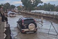 Kondisi jalan Sungai Turak, Kecamatan Amuntai Utara, menghubungkan dua Kabupaten, yakni HSU-Tabalong, Kalsel, saat ini kian memprihatinkan. Foto: Junaidi/untuk 1tulah.com