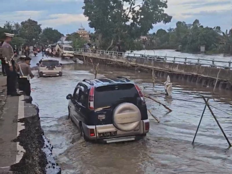 Kondisi jalan Sungai Turak, Kecamatan Amuntai Utara, menghubungkan dua Kabupaten, yakni HSU-Tabalong, Kalsel, saat ini kian memprihatinkan. Foto: Junaidi/untuk 1tulah.com