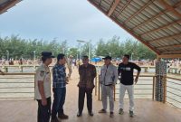 Wakil Bupati Tala, H Muhammad Zazuli dan Kepala Dinas Pariwisata Zulpuaddin, jika antusiasme pengunjung yang tinggi terhadap Pantai Batakan Baru perlu diimbangi dengan perhatian yang serius untuk pengembangan ke depannya, Foto: MC Tala