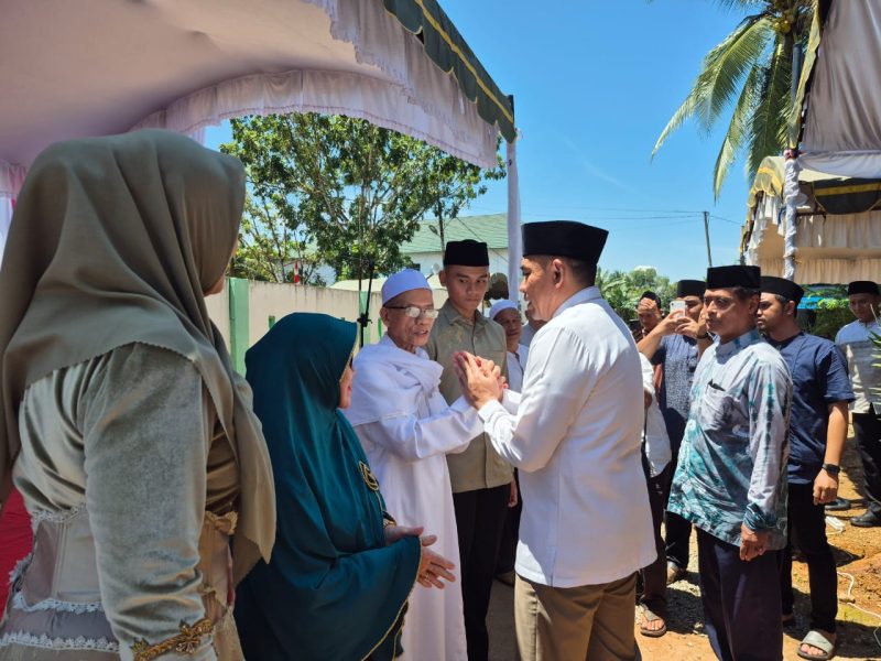 Silaturahmi dan Halalbihalal digelar pada hari ke-8 Idulfitri 1446 H, bersama KH M Mukri Yunus dan Bupati Tanah Laut (Tala), H Rahmat Trianto beserta istri Hj Dian Rahmat, sebagai upaya mempererat kebersamaan pasca-Ramadan. Foto: M Lutfi Ashidiqi