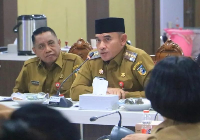 Bupati Tanah Laut (Tala), H Rahmat Trianto, bersama Wakil Bupati (Wabup) H Muhammad Zazuli, memimpin Rapat Koordinasi Camat (Rakoorcam) di Gedung Sarantang Saruntung, Pelaihari, Selasa, 8 April 2025. Foto: MC Tala