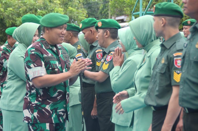 Komandan Kodim (Dandim) 1001/HSU-BLG, Letkol Kav Gunantyo Ady Wiryawan, saat berjabat tangan bersama seluruh jajaran, di halaman Makodim setempat. Foto: Pendim 1001/HSU-BLG