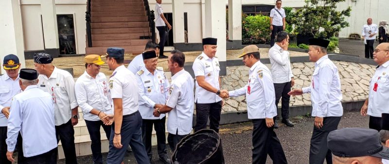 Pemerintah Kabupaten Tanah Laut (Pemkab Tala) menggelar apel gabungan sekaligus halalbihalal setelah perayaan hari raya Idulfitri 1446 H, yang berlangsung di halaman Kantor Bupati Tala, pada Rabu, 9 April 2025. Foto: MC Tala