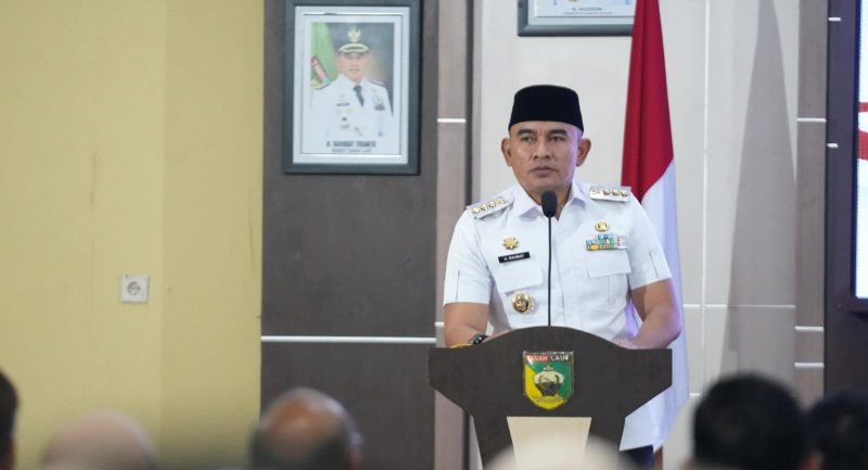 Bupati Tanah Laut (Tala), Kalsel, H Rahmat Trianto, bersama Wakil Bupati H M Zazuli, memberikan arahan perdana pasca-libur Idulfitri kepada para kepala dinas, camat, pejabat eselon III dan pimpinan perusahaan daerah dalam pertemuan yang digelar di Aula Sarantang Saruntung, Sekretariat Daerah Tala, Rabu 9 April 2025. Foto: MC Tala