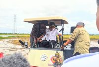 Bupati Tanah Laut (Tala), Kalsel, H Rahmat Trianto memimpin panen raya padi serentak se-kabupaten di lahan Optimalisasi Lahan (Oplah) 2025 yang dipusatkan di Desa Handil Babirik, Kecamatan Bumi Makmur, pada, Rabu, 9 April 2025. Foto: MC Tala