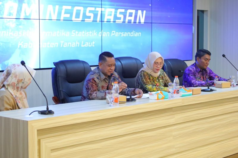 Pemerintah Kabupaten Tanah Laut (Pemkab Tala), melalui Diskoninfostasan Tala Memperkuat keamanan siber untuk melindungi data publik dengan menggelar Sosialisasi Pencegahan Kejahatan Siber di Lingkungan Pemerintah di ruang Rapat Barakat, pada Kamis, 10 April 2025. Foto: Diskoninfostasan Tala