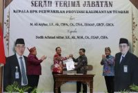 Pj Bupati Barito Utara (Barut), Muhlis menghadiri serah terima jabatan (sertijab) Kepala BPK Perwakilan Kalteng dari pejabat lama M Ali Asyhar, kepada pejabat baru, Dodik Achmad Akbar, di Auditorium BPK Perwakilan Kalteng di Palangka Raya, Kamis, 10 April 2025. Foto: Diskominfosandi Barut