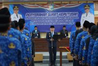 Bupati Tanah Laut (Tala), H Rahmat Trianto, melantik 564 PPPK dan pejabat fungsional pada saat Penyerahan Surat Keputusan Pengangkatan PPPK dan Pengangkatan Jabatan Fungsional serta pengambilan sumpah/janji jabatan ASN di lingkungan Pemkab Tala di Gedung Balairung Tuntung Pandang, Senin, 14 April 2025. Foto: MC Tala
