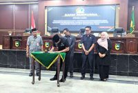 Bupati Tanah Laut (Tala), H Rahmat Trianto didampingi Wakil Bupati H Muhammad Zazuli bersama seluruh unsur pimpinan DPRD Tala menandatangani nota kesepakatan terhadap rancangan awal (Ranwal) Rencana Pembangunan Jangka Menengah Daerah (RPJMD) Tala 2025-2029 pada rapat paripurna di Gedung DPRD Tala, Senin, 14 April 2025. Foto: M Lutfi Ashidiqi