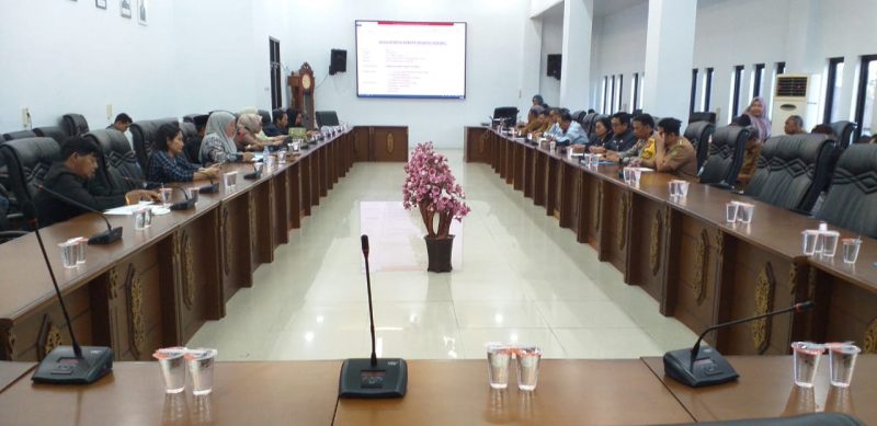 DPRD Barito Utara (Barut), Kalteng, menggelar rapat dengar pendapat (RDP) dengan PT Pada IDI terkait dengan masalah ganti rugi lahan warga Desa Luwe Hulu. Foto: Istimewa