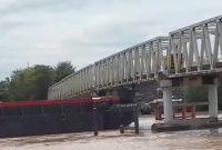 Tangkapan Layar - Sebuah tongkang dengan nama lambung Telaga Makmur 99 tanpa angkutan, menyangkut di bawah Jembatan KH Hasan Basri Muara Teweh, Kabupaten Barito Utara (Barut), Kalteng, Selasa pagi, 15 April 2025. Foto: Grup WhatsApp