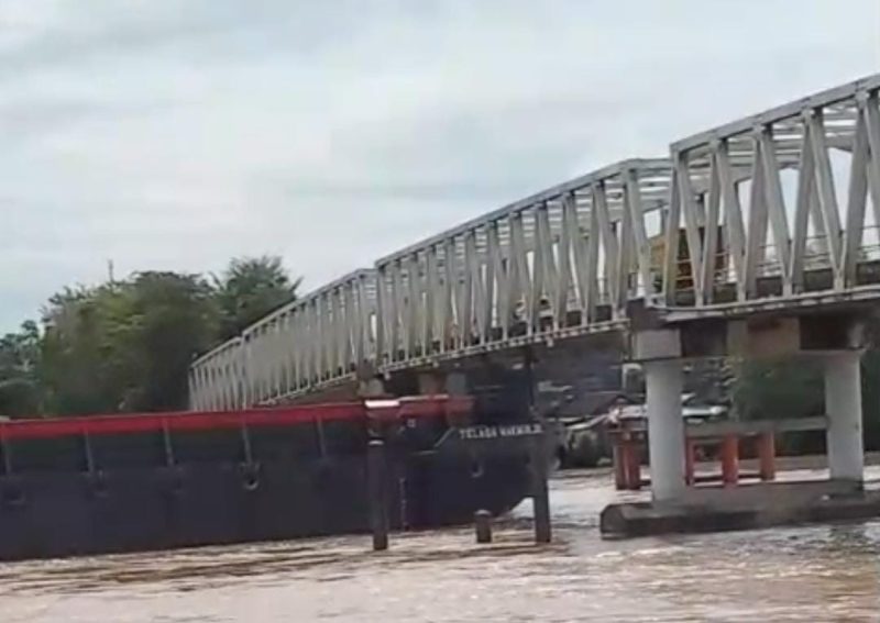Tangkapan Layar - Sebuah tongkang dengan nama lambung Telaga Makmur 99 tanpa angkutan, menyangkut di bawah Jembatan KH Hasan Basri Muara Teweh, Kabupaten Barito Utara (Barut), Kalteng, Selasa pagi, 15 April 2025. Foto: Grup WhatsApp