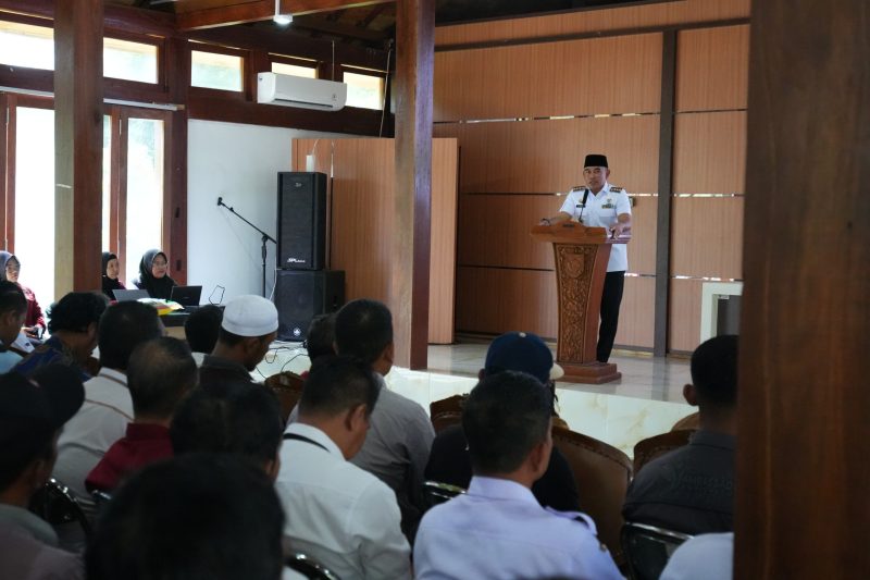 Pemerintah Kabupaten Tanah Laut (Pemkab Tala), melalui Dinas Tanaman Pangan, Hortikultura, dan Perkebunan (Distanhorbun) setempat menyelenggarakan kegiatan Temu Teknis Penyuluh Pertanian yang dirangkai dengan penyaluran bantuan alat mesin pertanian (alsintan) kepada Brigade Pangan se-Tala di Aula Hutan Jati Pelaihari, pada Rabu, 16 April 2025. Foto: MC Tala