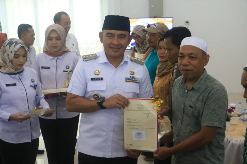 Bupati Tanah Laut (Tala), H Rahmat Trianto menyerahkan sebanyak 529 sertifikat bidang tanah melalui program Pendaftaran Tanah Sistematis Lengkap (PTSL) dari Kementerian Agraria dan Tata Ruang/Badan Pertanahan Nasional (ATR/BPN) di Aula Kantor Pertanahan (Kantah) Tala, Pelaihari, pada Rabu, 16 April 2025. Foto: MC Tala