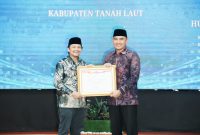 Pemkab Tala mendapatkan penghargaan Tata Kelola Pemerintahan Indeks berAKHLAK Terbaik II (Kategori Sehat) dari Kementerian Pendayagunaan Aparatur Negara Reformasi Birokrasi (KemenPAN RB) RI yang diserahkan oleh Wagub Kalsel H Hasnuryadi kepada Bupati Rahmat Trianto. Foto: MC Tala