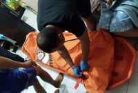 Penemuan mayat bidan Rapinda (32) di rumahnya Kompleks Pulo Basan Asri 1 Blok H Puruk Cahu, Kecamatan Murung, Mura, Jumat malam,18 April 2025 sekira pukul 17.00 WIB. Foto: Istimewa