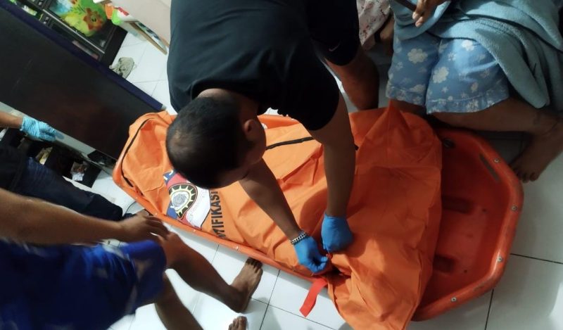 Penemuan mayat bidan Rapinda (32) di rumahnya Kompleks Pulo Basan Asri 1 Blok H Puruk Cahu, Kecamatan Murung, Mura, Jumat malam,18 April 2025 sekira pukul 17.00 WIB. Foto: Istimewa