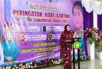 Ketua Tim Penggerak PKK Tanah Laut, Hj Dian Rahmat Trianto secara resmi membuka peringatan Hari Kartini Ke-146 di Tala yang berlangsung meriah di Gedung Parikesit Kodim 1009/TLA, Sabtu, 19 April 2025. Foto: M Lutfi Ashidiqi/1tulah.com