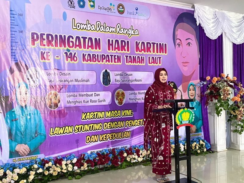 Ketua Tim Penggerak PKK Tanah Laut, Hj Dian Rahmat Trianto secara resmi membuka peringatan Hari Kartini Ke-146 di Tala yang berlangsung meriah di Gedung Parikesit Kodim 1009/TLA, Sabtu, 19 April 2025. Foto: M Lutfi Ashidiqi/1tulah.com