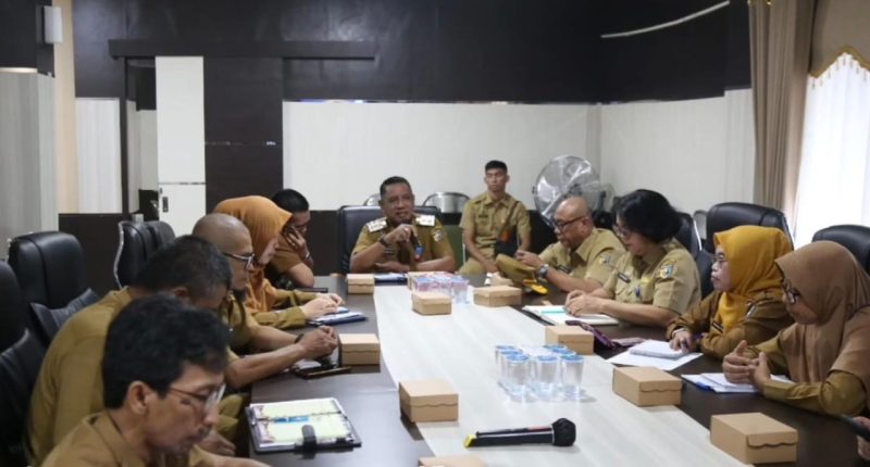 Wakil Bupati (Wabup) Tanah Laut (Tala), H Muhammad Zazuli, memimpin langsung Rapat Tindak Lanjut Inventarisasi Barang Milik Pemkab Tala, yang digelar sebagai upaya strategis memperkuat tata kelola aset daerah dengan lebih efektif dan transparan, di Ruang Rapat Wakil Bupati Tala, Senin, 21 April 2025. Foto: M Lutfi Ashidiqi/1tulah.com