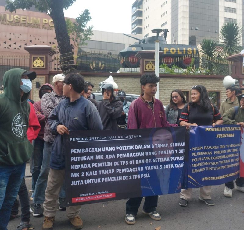 Puluhan massa dari organisasi kepemudaan Pemuda Intelektual Nusantara melakukan aksi unjuk rasa (unras) di depan Mabes Polri Jakarta, Senin, 21 April 2025. Foto: Grup WhatsApp