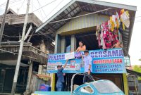 Karyawan BRI saat menyalurkan sembako kepada warga korban banjir di Keluraham Melayu, Senin(21/4/2025).foto.Yoga/1tulah.com