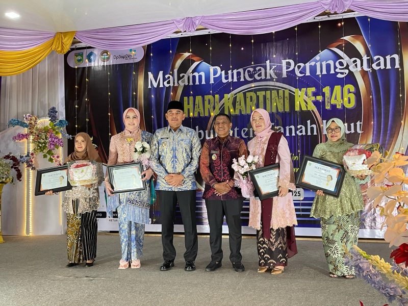 Peringatan Hari Kartini ke-146 di Kabupaten Tanah Laut (Tala), dimeriahkan dengan Malam Puncak yang digelar di Gedung Balairung Tuntung Pandang, Pelaihari, pada Selasa, 22 April 2025. Foto: M Lutfi Ashidiqi/1tulah.com