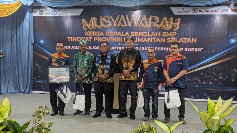 Wakil Bupati Tanah Laut, H Muhammad Zazuli saat membuka Musyawarah Kerja Kepala Sekolah (MKKS) tingkat SMP Se-Kalsel di Gedung Balairung Tuntung Pandang Pelaihari pada Jumat, 25 April 2025. Foto: M Lutfi Ashidiqi/1tulah.com
