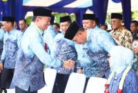 Bupati Tanah Laut (Tala) H Rahmat Trianto, bersama Wakil Bupati H Muhammad Zazuli, menghadiri puncak peringatan Hari Ulang Tahun (HUT) Ke-26 Kota Banjarbaru yang digelar di Lapangan Dr Murdjani, Banjarbaru, pada Sabtu, 26 April 2025. Foto: MC Tala