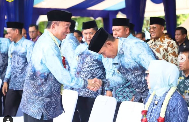 Bupati Tanah Laut (Tala) H Rahmat Trianto, bersama Wakil Bupati H Muhammad Zazuli, menghadiri puncak peringatan Hari Ulang Tahun (HUT) Ke-26 Kota Banjarbaru yang digelar di Lapangan Dr Murdjani, Banjarbaru, pada Sabtu, 26 April 2025. Foto: MC Tala