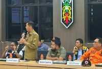 Gubernur Kalimantan Tengah (Kalteng), Agustiar Sabran beserta jajaran Forkopimda, Kabinda, dan seluruh kepala perangkat daerah provinsi, meninjau banjir di Desa Pararapak, Kabupaten Barito Selatan, dan sekaligus melaksanakan Rapat Koordinasi (Rakoor) Penanganan Banjir di wilayah DAS Barito, Ahad, 27 April 2025. Foto: Diskominfosandi Barut