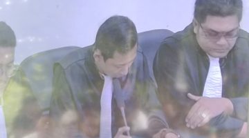 Tangkapan Layar - JPU Widha Sinulingga didampingi Bintang Ilham Pamungkas dan Agung Cap Prawarmianto membacakan tuntutan terhadap tiga terdakwa money politik di PN Muara Teweh, Selasa (15/4/2025). Foto: TV PN Muara Teweh