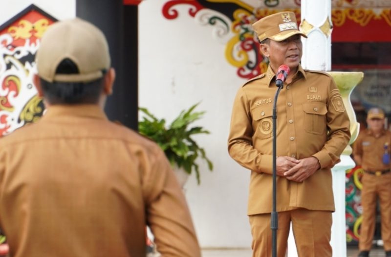 Bupati Mura Heriyus saat memimpin apel apel gabungan usai cuti lebaran. (Foto : 1tulah.com)