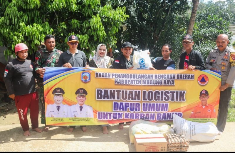 Wabup Mura Rahmanto dan istri saat menyerahkan bantuan