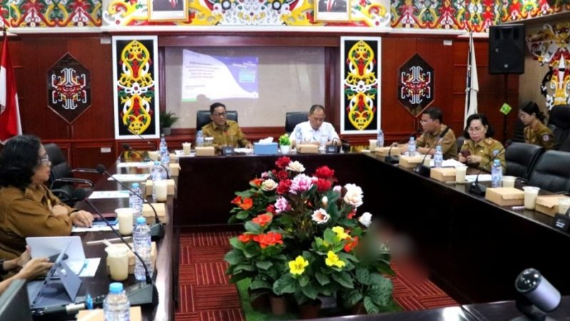 Heriyus SE membuka sekaligus memimpin Forum Komunikasi BPJS kesehatan tentang Implementasi Pencapaian Universal Health Coverage, Senin (21/04/2025)