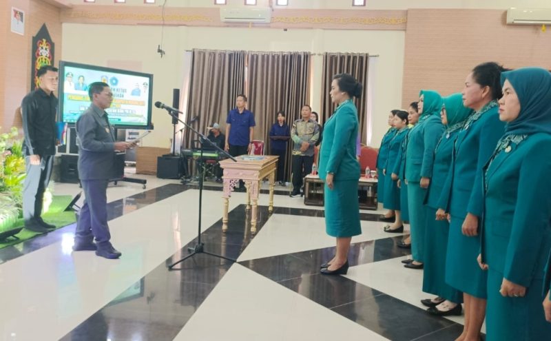 Bupati Murung Raya Heriyus saat melantik ketua dan pengurus TP PKK Murung Raya periode 2025-2030, Sabtu (26/04/2025). (Foto : 1tulah.com) 
