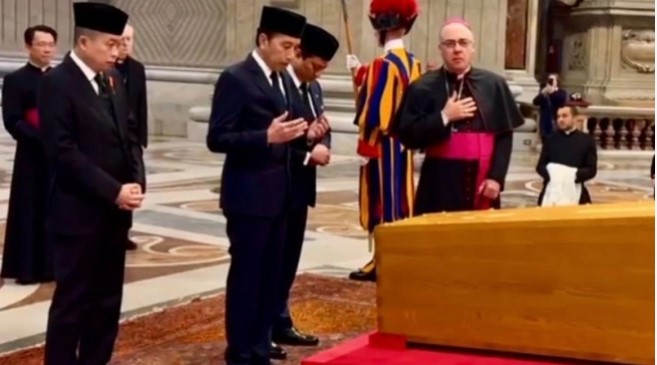 Presiden Ke-7 Joko Widodo, Ignasius Jonan, dan Wakil Menteri Keuangan Thomas Djiwandono melayat ke Basilika Santo Petrus, Vatikan, Roma, Sabtu (26/4/2025) untuk melihat langsung dan mendoakan mendiang Paus Fransiskus. ANTARA/HO-Instagram @jokowi.