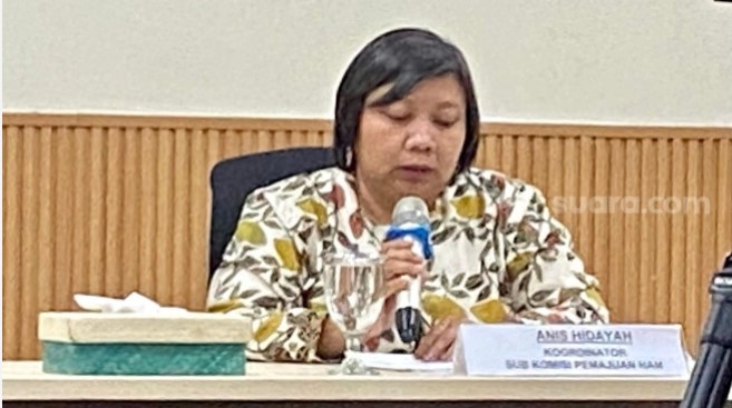 Komisioner Komnas HAM Anis Hidayah saat memberi keterangan kepada pers di Kantor Komnas HAM, Jakarta, Rabu 18/12/2024). (Suara.com/Kayla Nathaniel Bilbina)