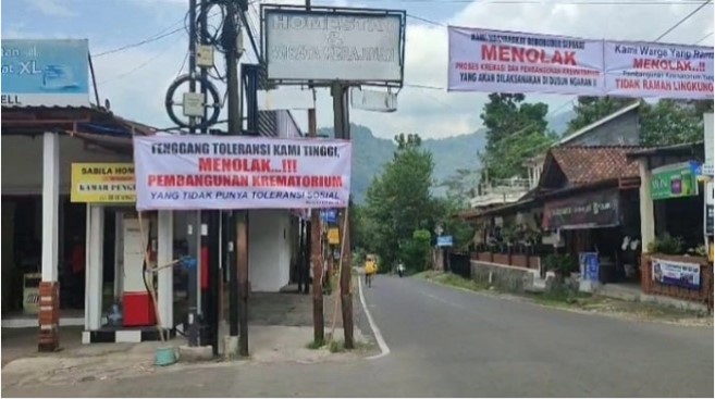 Spanduk menolak kremasi Murdaya Poo di Dusun Ngaran II, Borobudur. Spanduk saat ini kembali diturunkan oleh warga. (Suara.com/ Angga Haksoro A).