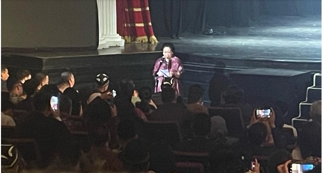 Presiden RI kelima RI yang juga Ketua Umum PDIP Megawati Soekarnoputri menyampaikan pidato dalam acara pertunjukan teater musik Imam Al-Bukhari dan Sukarno di Gedung Kesenian Jakarta, Sawah Besar, Jakarta Pusat, Selasa (15/4/2025) malam. [Suara.com/Bagaskara]