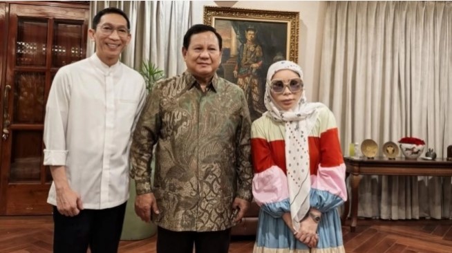 Potret Terbaru Melly Goeslaw di Rumah Prabowo Curi Perhatian: Wajah Beda, Gaya Tetap Nyentrik! (Instagram)