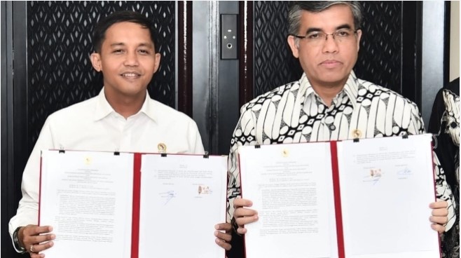 Menhut Raja Juli Antoni dan Menaker Yassierli menunjukan MoU kedua lembaga.[dok. istimewa]