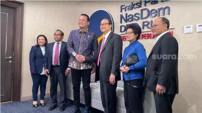 Wakil Ketua Baleg DPR RI Martin Manurung (tengah) di Ruang Fraksi NasDem, Kompleks Parlemen, Senayan, Jakarta. (Suara.com/Bagaskara)