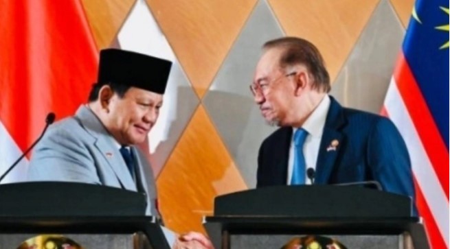 Presiden Prabowo Subianto berjabat tangan dengan Raja Malaysia Yang di-Pertuan Agong XVII Sultan Ibrahim