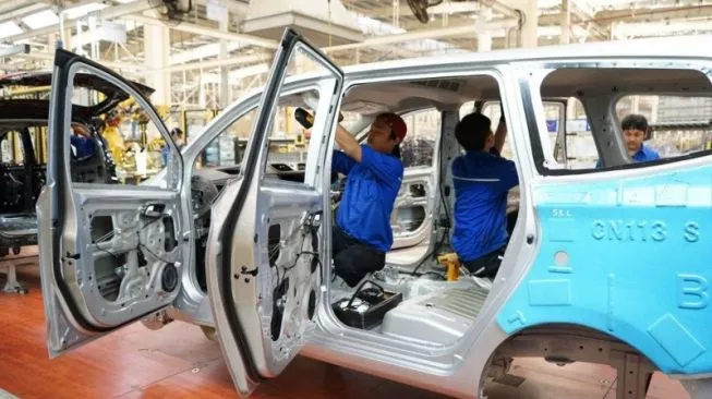 Aktivitas perakitan mobil di sektor otomotif Tanah Air  (sumber: suara.com)