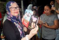 Bunda Iffet berikan dua buku untuk Ibunda Jokowi. [Suara.com/Yazir]