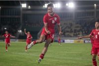 Pesepak bola Timnas Indonesia Evandra Florasta berselebrasi usai berhasil mencetak gol ke gawang Timnas Filipina pada pertandingan penyisihan grup A Piala AFF U-16 di Stadion Manahan, Solo, Jawa Tengah, Senin (24/6/2024). Timnas Indonesia menang atas Filipina dengan skor 3-0. ANTARA FOTO/Mohammad Ayudha/aww.