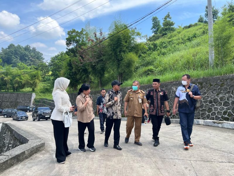 DPRD Kabupaten Murung Raya, Kalimantan Tengah bersama dengan Dinas Lingkungan Hidup (DLH) kabupaten setempat melaksanakan kunjungan ke Kabupaten Banyumas, Jawa Tengah dalam rangka kaji banding pengelolaan sampah.
“