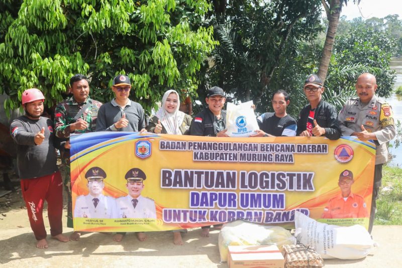 Waket I DPRD Mura saat menyerahkan bantuan untuk korban banjir bersama Pemkab Mura
